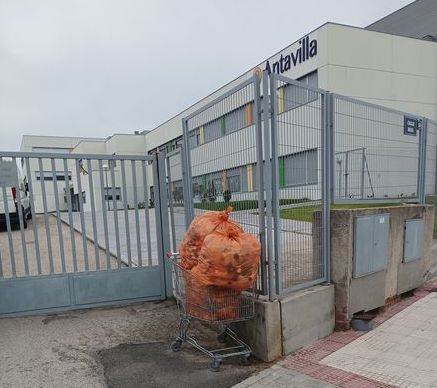 Los hermanos Quintana recogen los tapones solidarios de la Fundación SEUR en Villanueva del Pardillo